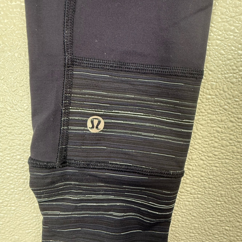 Lululemon Run The World 7/8 Tight Cyber Stripe Naval Blue Black‎ / Naval Blue 4 - Picture 10 of 13